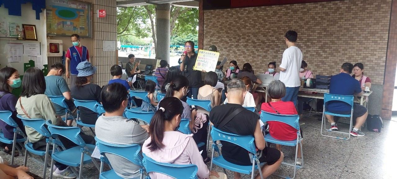 2025/06/07南屯區東興國小
民眾等待掛號同時進行反詐騙宣導