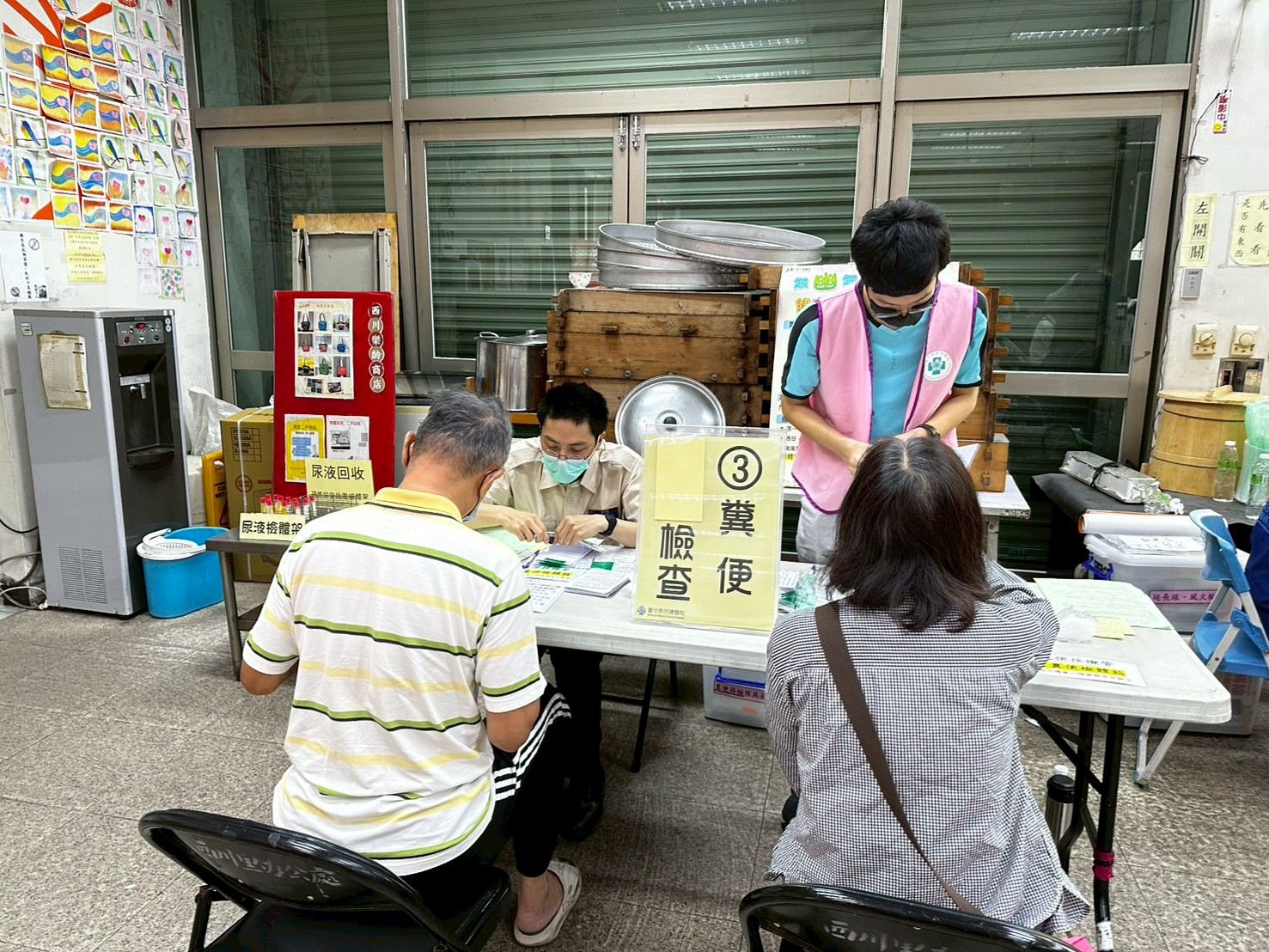2026/4/18南區崇仁活動中心
工作人員發糞便篩檢管並衛教留取方式