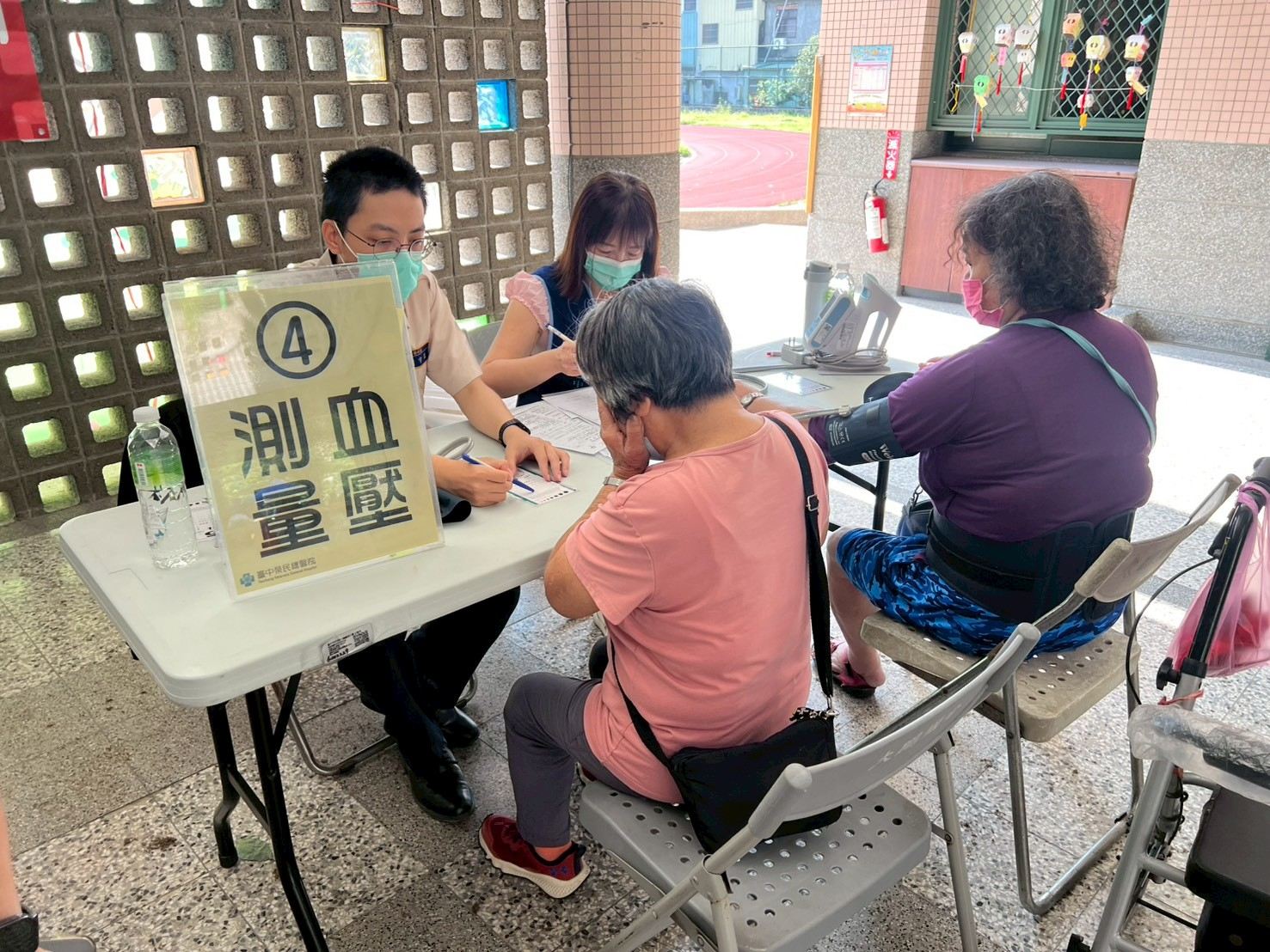 2026/4/12西屯區大鵬國小
工作人員協助量測血壓