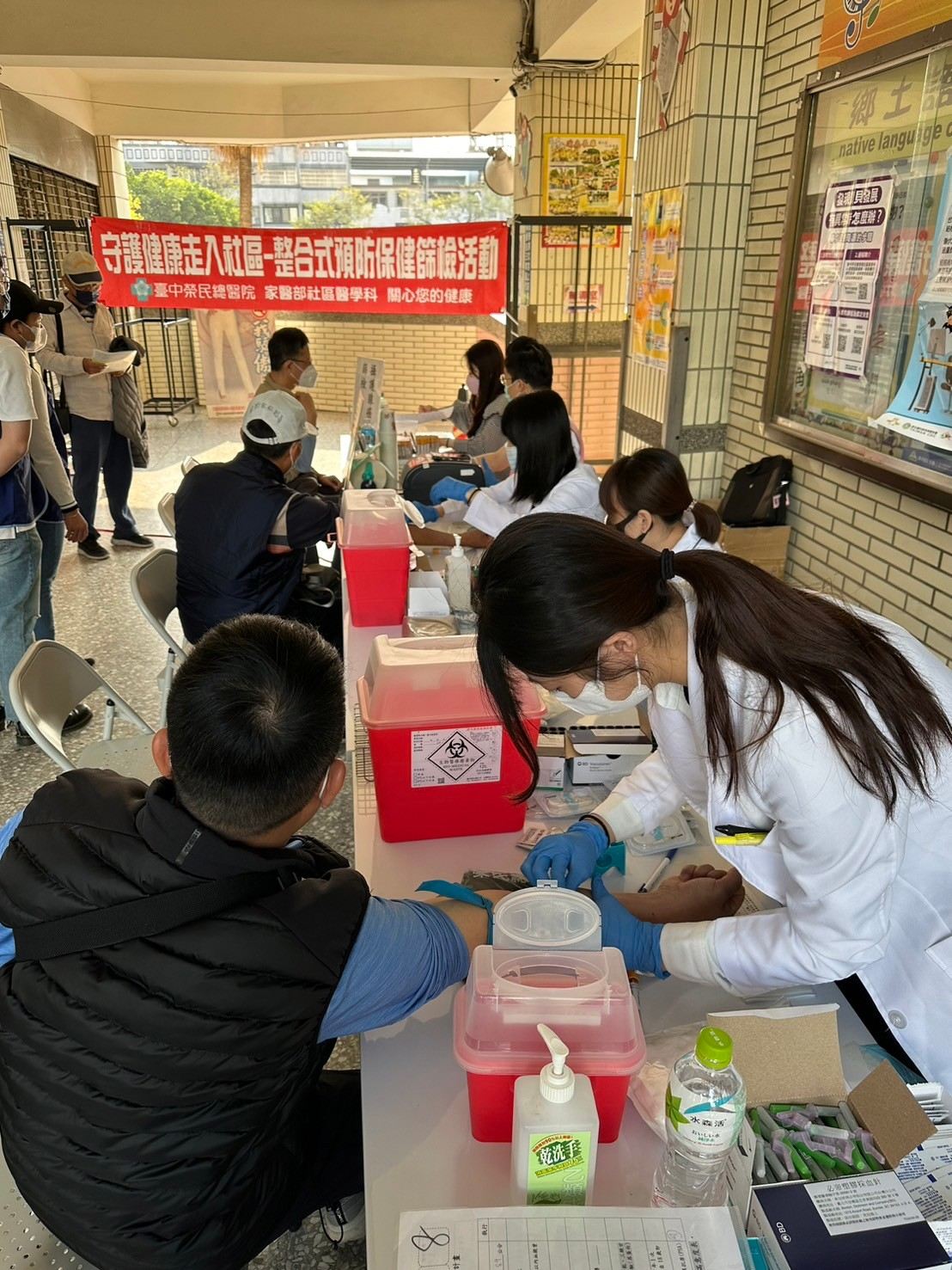2024/3/17南屯區大新國小
醫檢師為民眾抽血檢查