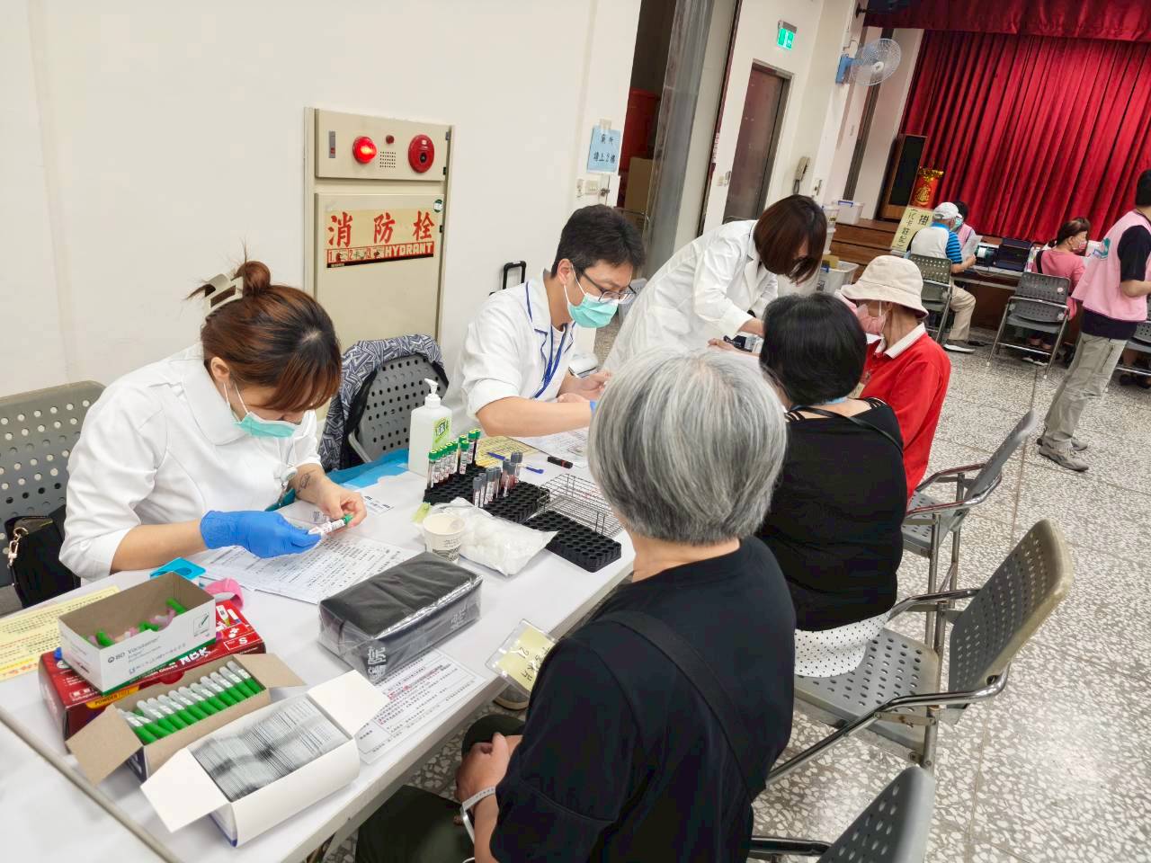 2026/4/11何源里活動中心
醫檢師及護理師執行抽血檢查