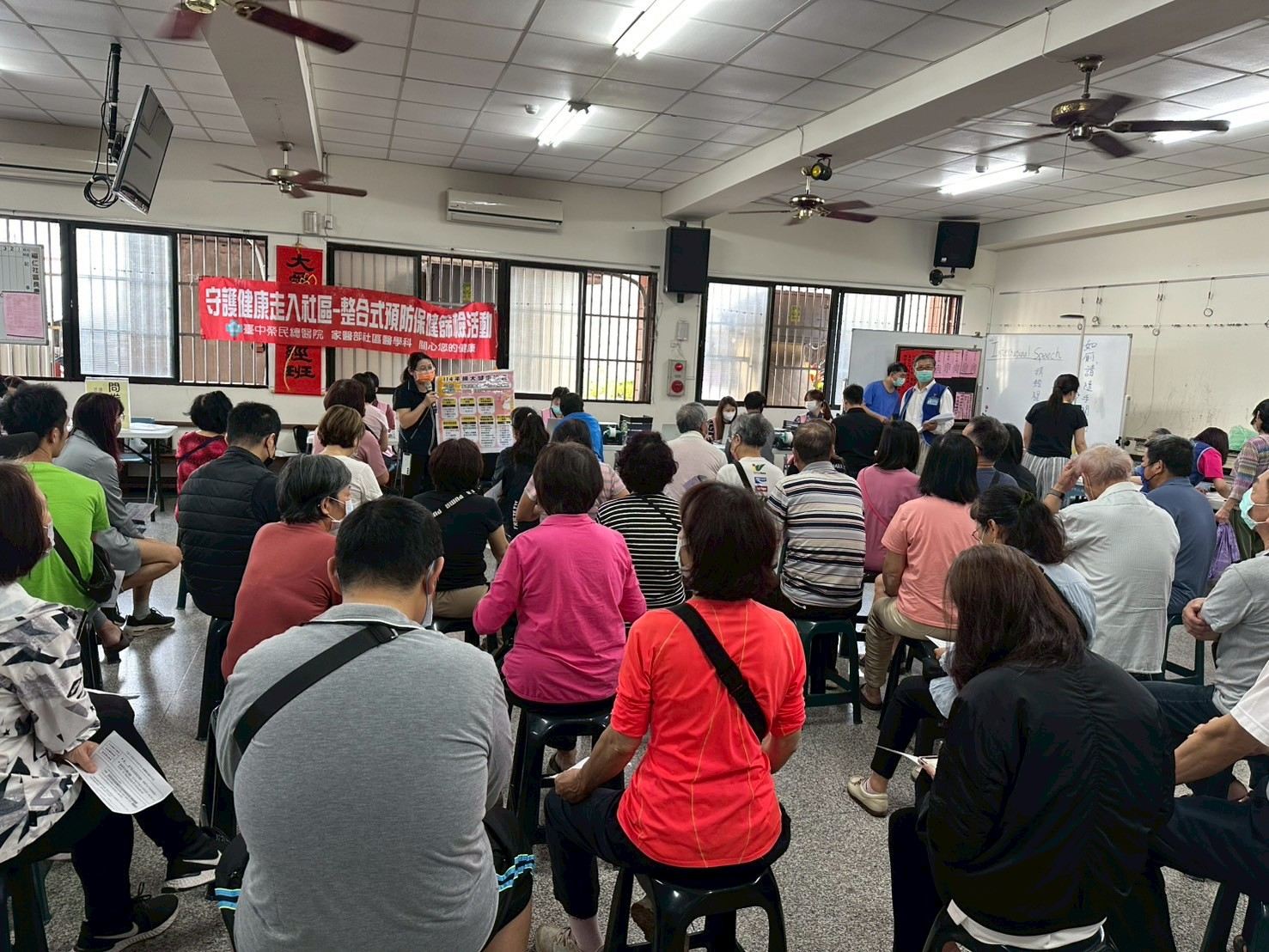 2025/04/19潭子區福仁社區活動中心
民眾等候掛號同時護理師進行衛教宣導