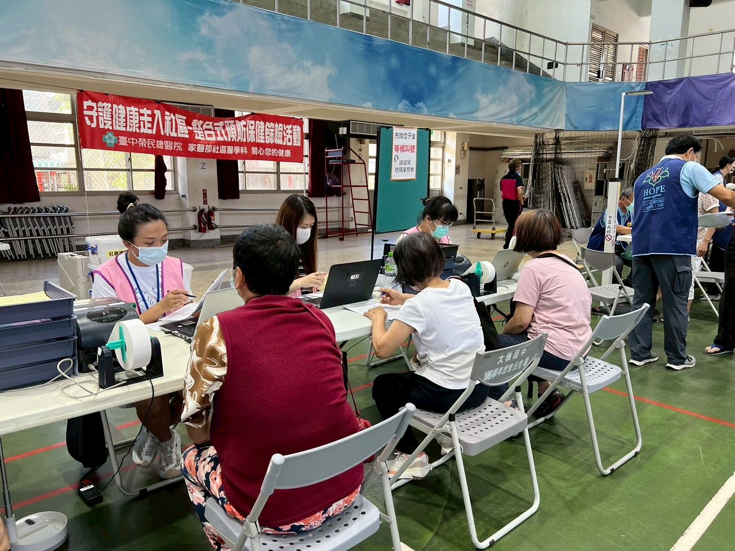 2025/06/15大雅區大雅國中-工作人員向民眾確認今日檢查項目,註記健保卡