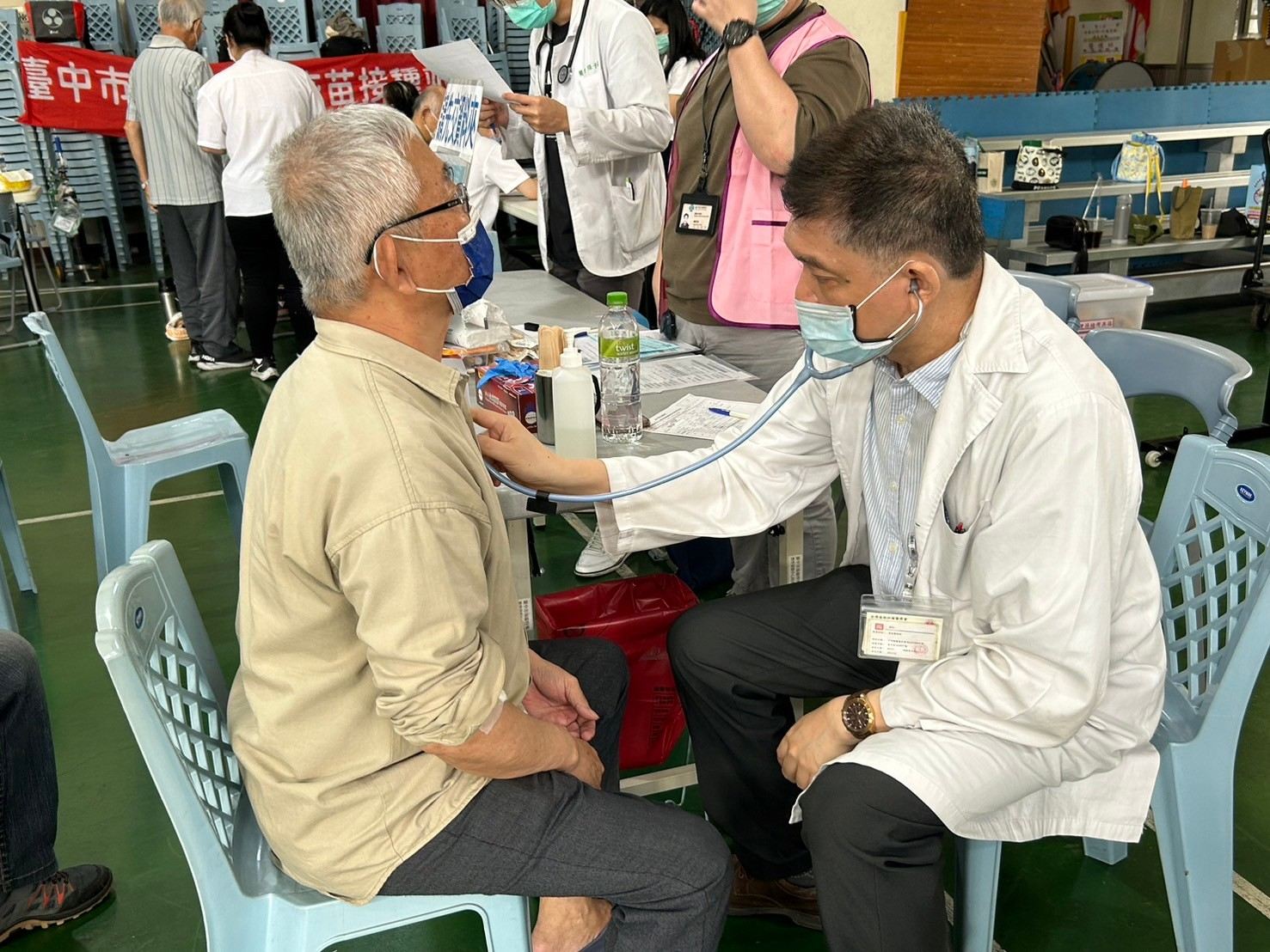 2024/5/4沙鹿區公明國小
醫師執行成人健檢理學檢查