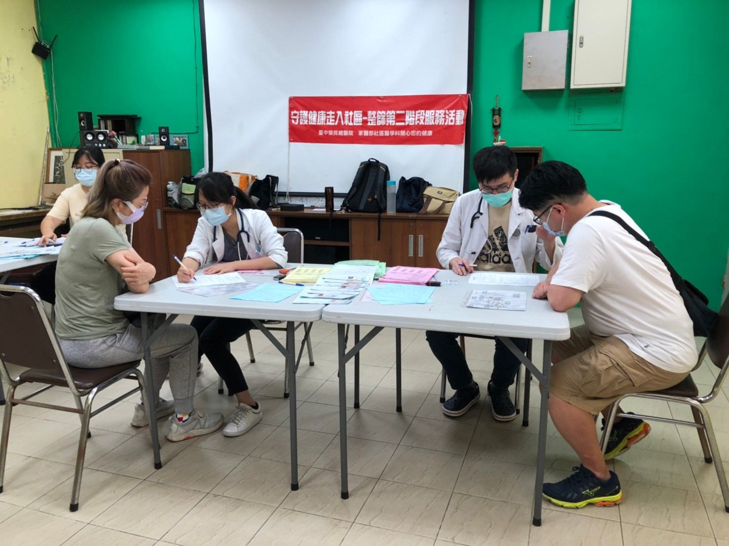 2023/05/20龍井區磐頂教會
民眾等待醫師講解報告,同時閱讀衛教單張