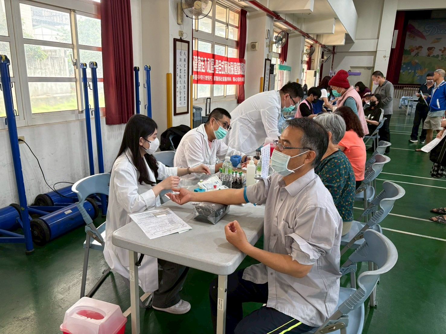 2026/5/2沙鹿區公明國小
醫檢師執行抽血檢查