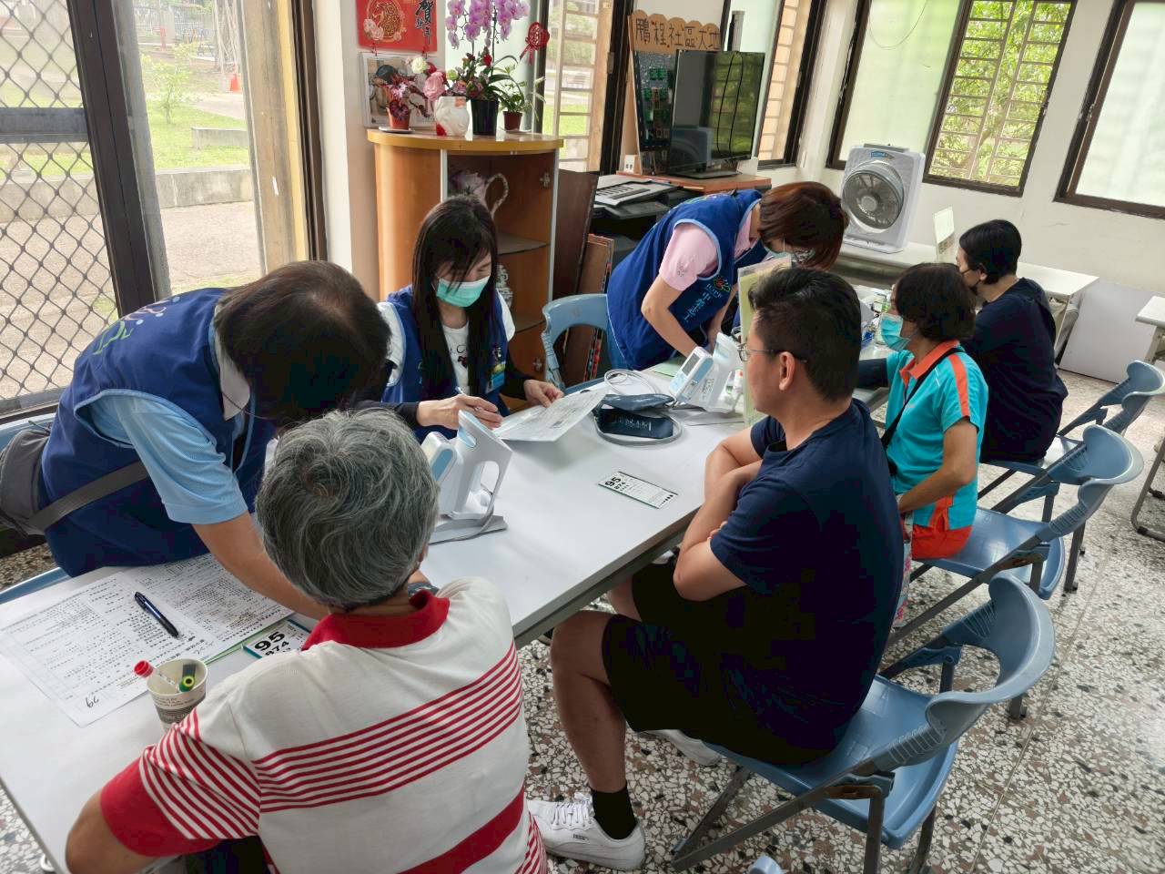 2026/5/9西屯區鵬程里活動中心
工作人員量測血壓