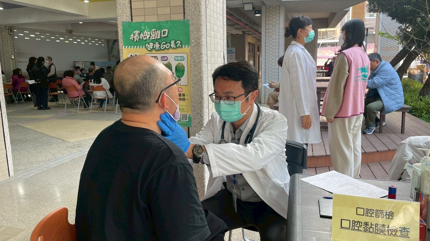 2026/3/8大肚區瑞峰國小
醫師執行口腔黏膜檢查