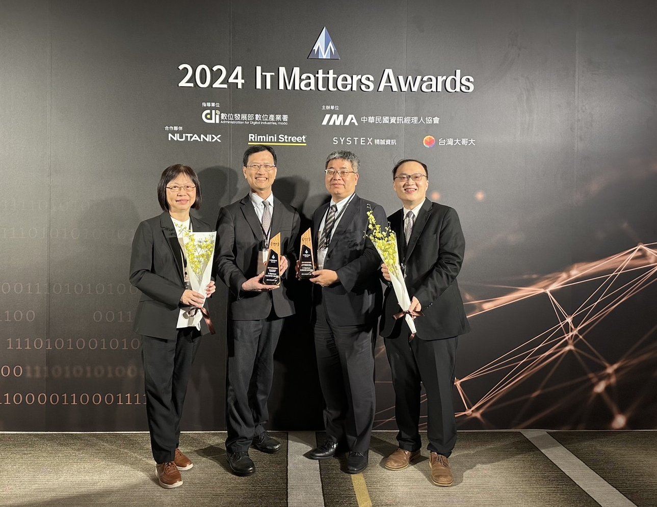20241211_電子紙標籤藥盒獲獎_IT Matters Awards1.jpg