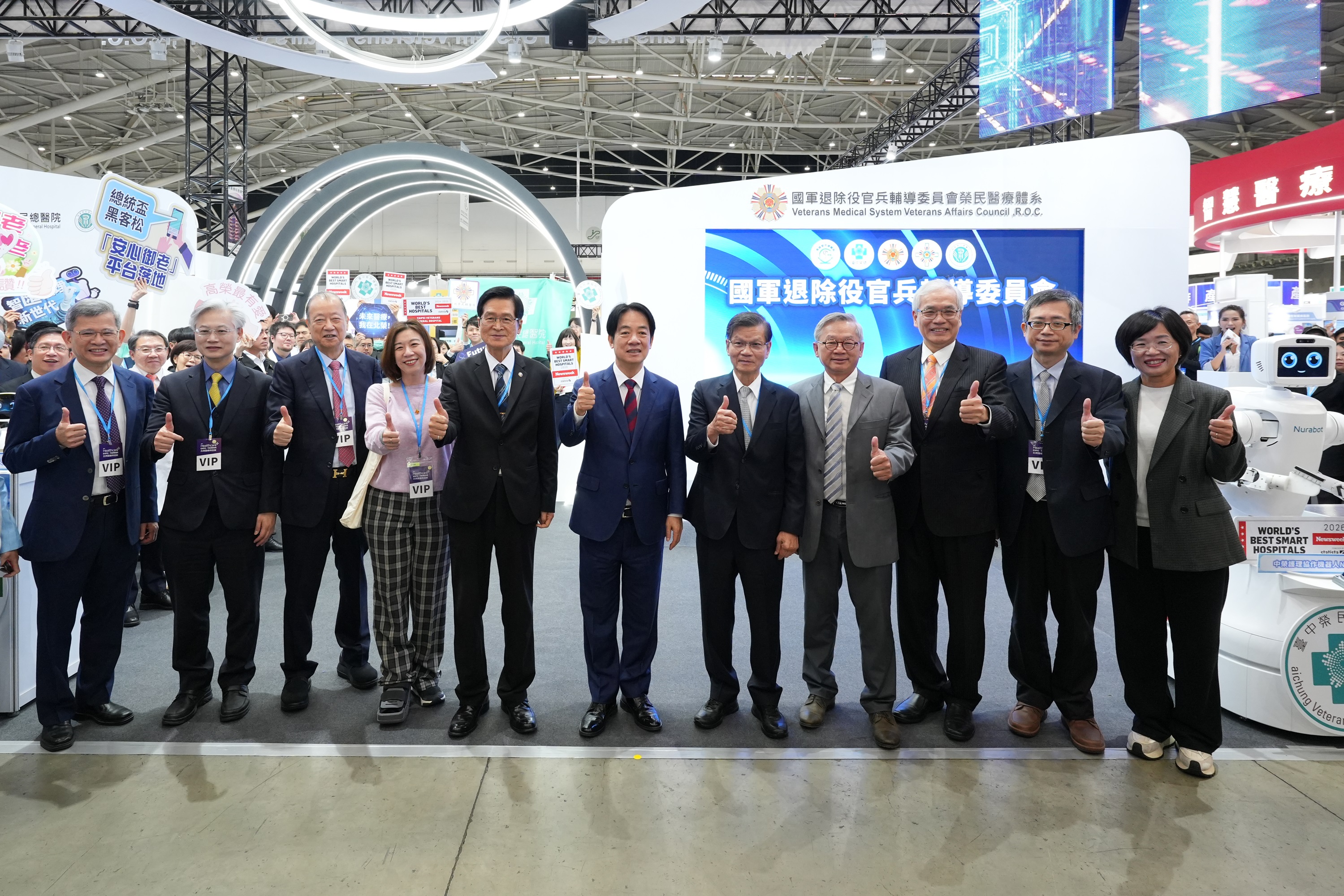 2025台灣醫療科技展，賴清德總統親臨展區，了解機器人及智慧設備於醫療院所的應用，肯定榮民醫療體系在智慧醫療上的持續投入與成果