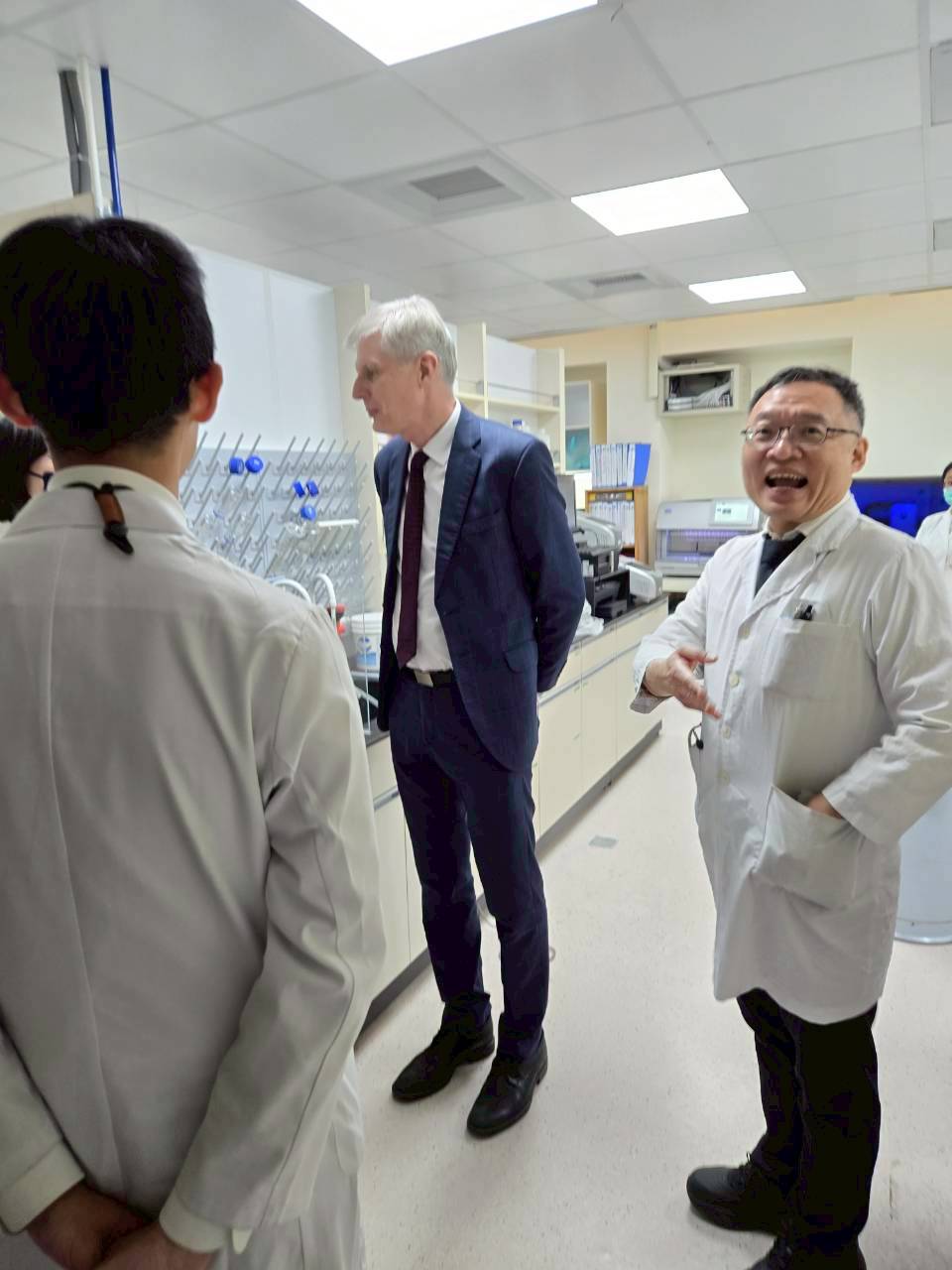 主管講解實驗室現況