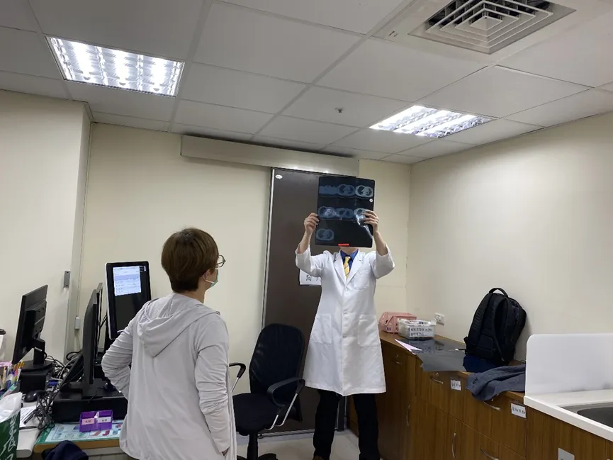 呂小姐帶著X光片遠從香港到臺中榮總求診胸腔內科傅彬貴主任.webp