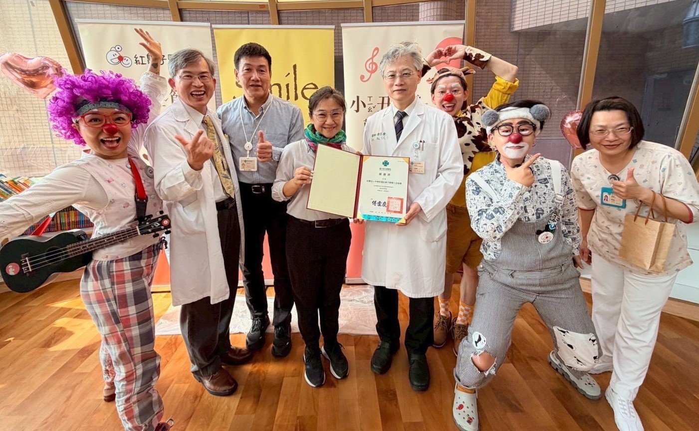 紅鼻子醫生與院長前台合影