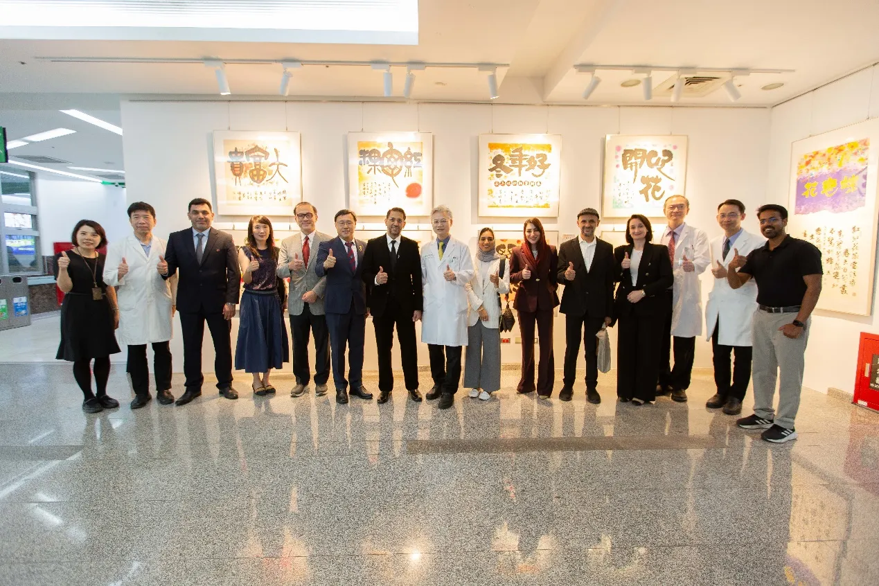on a tour offering an introduction to the beauty of Taiwanese brush painting art